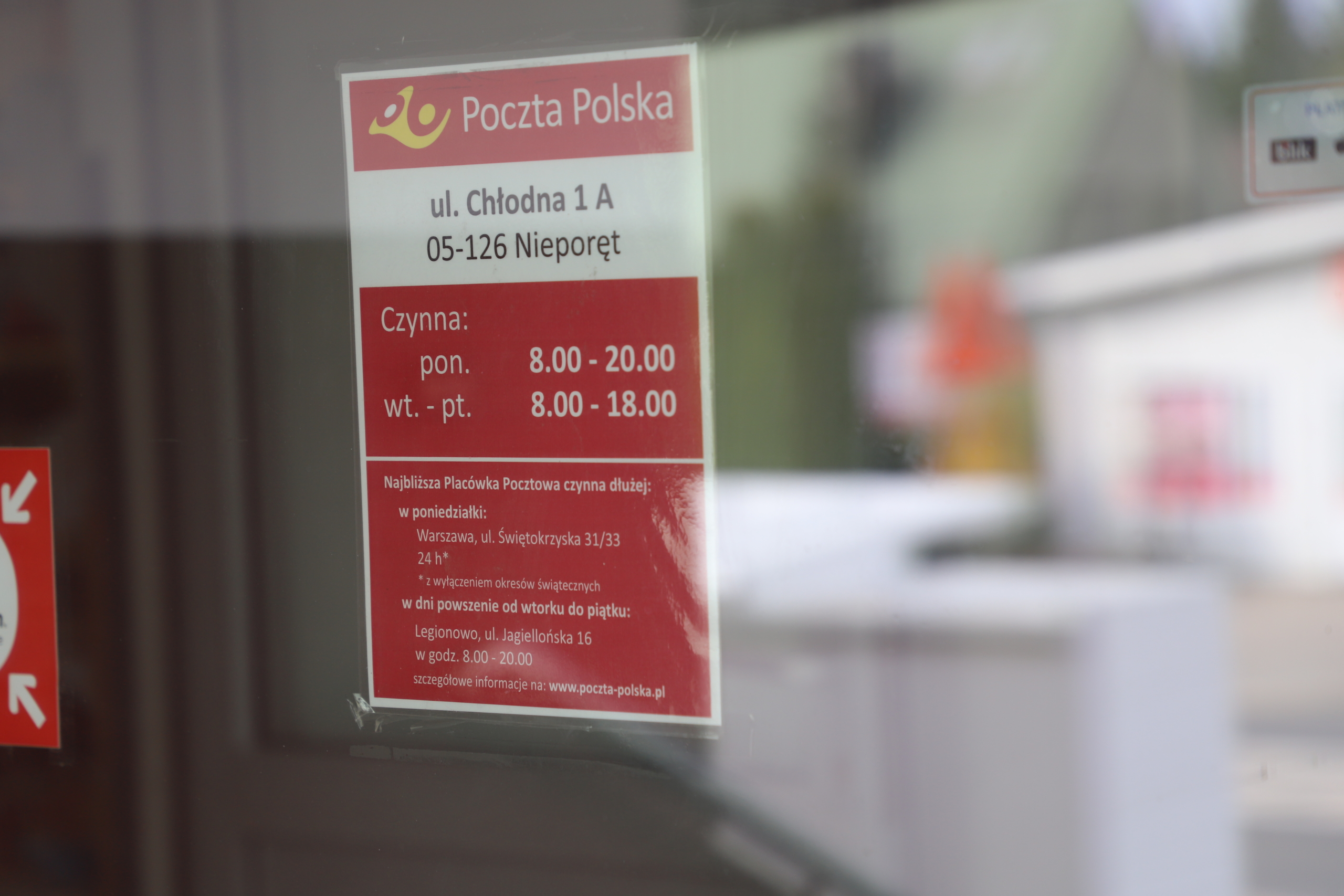 Na zdjęciu tabliczka z godzinami otwarcia placówki pocztowej w Nieporęcie